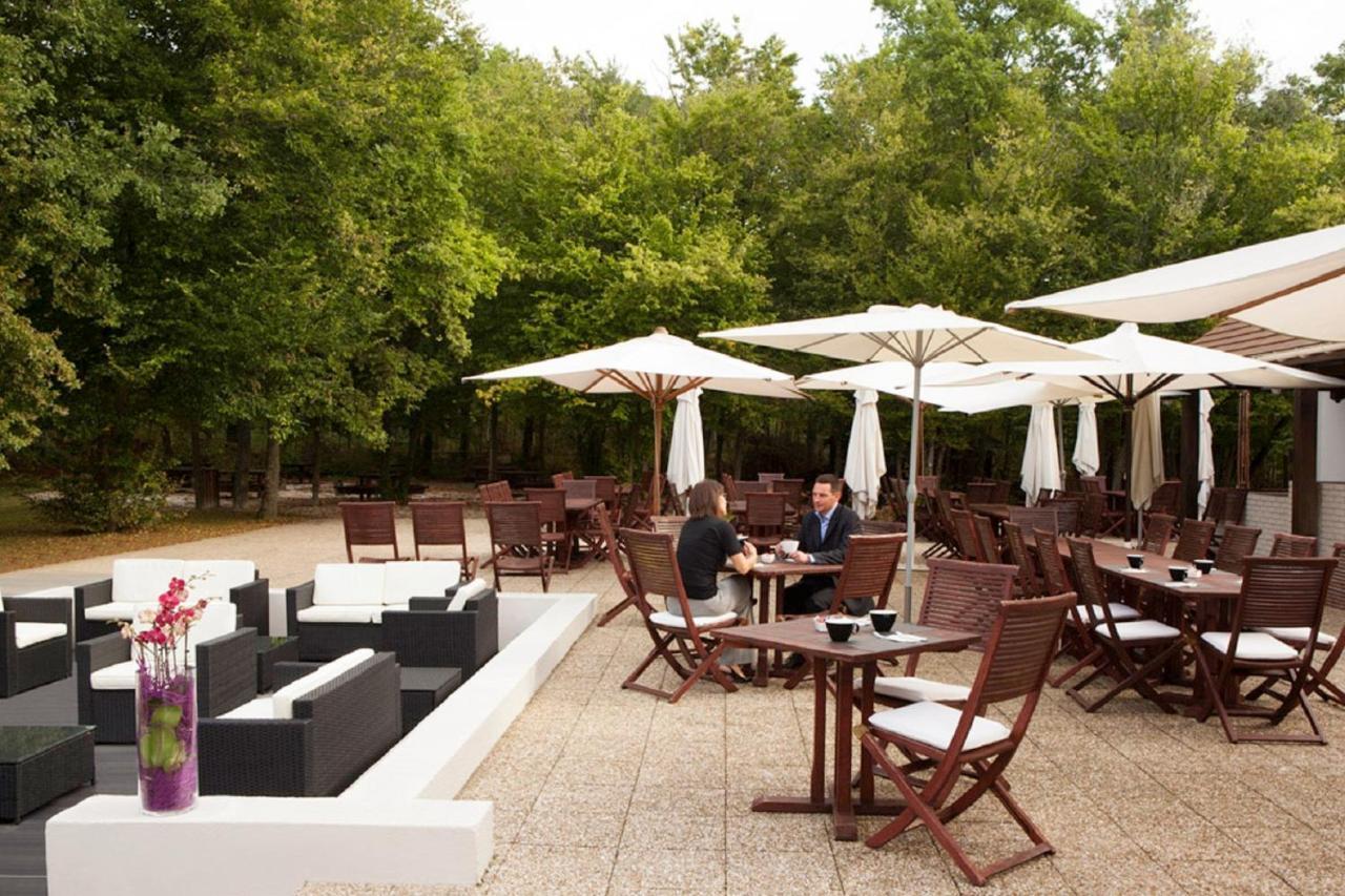 Novotel Fontainebleau Ury Exterior foto